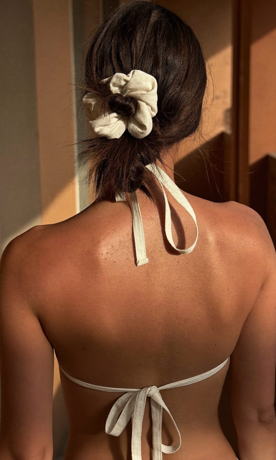 Even, natural spray tan on a woman's back and shoulders